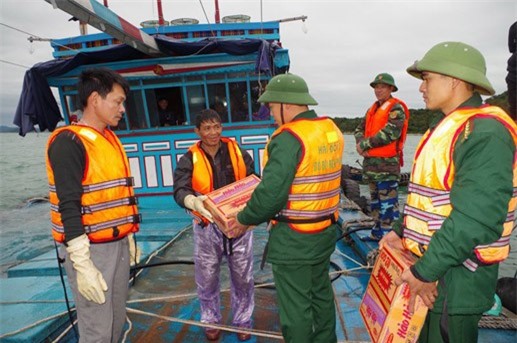 Quảng Ninh: Cứu sống 12 ngư dân bị chìm tàu trên biển