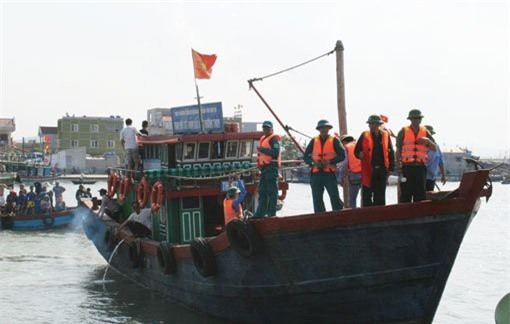 Tàu cá gặp nạn, 4 ngư dân trên tàu rơi xuống biển mất tích