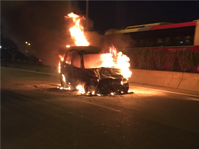 Hà Nội: Xe ô tô cháy rụi trên cầu Thanh Trì