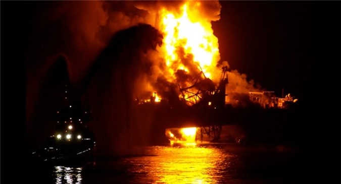 Giàn khoan cháy dữ dội trên biển, ít nhất 32 thiệt mạng