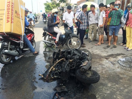 Xe máy bốc cháy trơ khung khi đang lưu thông trên đại lộ