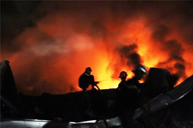 500m2 nhà xưởng mũ bảo hiểm bị thiêu rụi, thiệt hại hơn 5 tỷ đồng