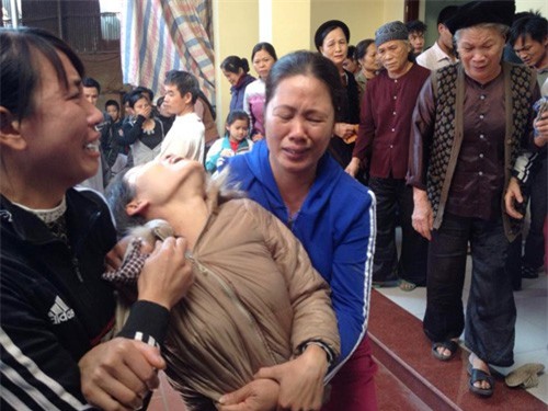 Trọng án tại Hà Nội: Người thân khóc ngất trước thi thể hai cha con