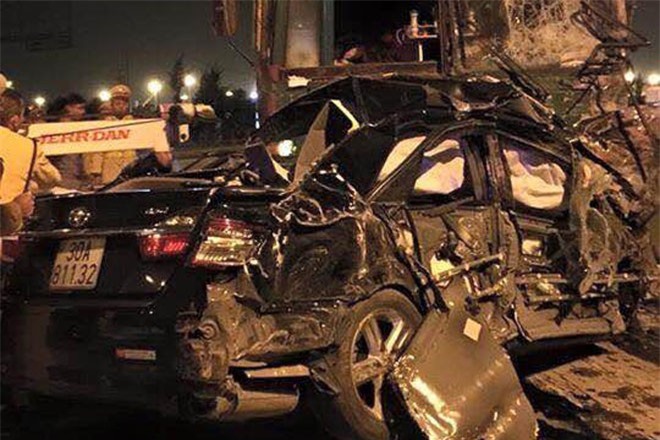 Tai nạn kinh hoàng, 7 người thương vong, xe Camry nát vụn 