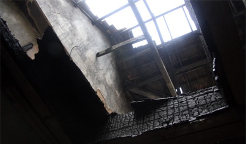 Căm phẫn vì bị bạo hành, vợ tưới xăng đốt chồng