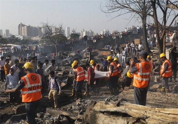 Gần 1.000 ngôi nhà chìm trong biển lửa vì bình ga phát nổ