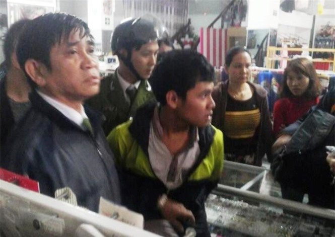 Trắng trợn mang dùi cui điện khống chế chủ cửa hàng thời trang cướp tài sản