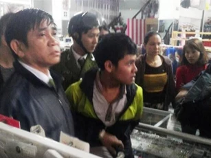Trắng trợn mang dùi cui điện khống chế chủ cửa hàng thời trang cướp tài sản