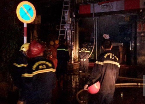 Cháy biệt thự cổ lúc nửa đêm, 22 người sơ tán trong giá lạnh