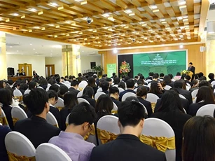 Đến hết tháng 11/2015, có 372 doanh nghiệp niêm yết trên HNX