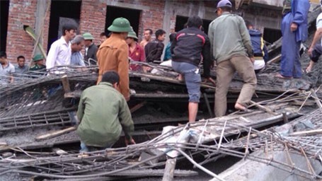 Giàn giáo thi công cây xăng đổ sập, nhiều người thương vong