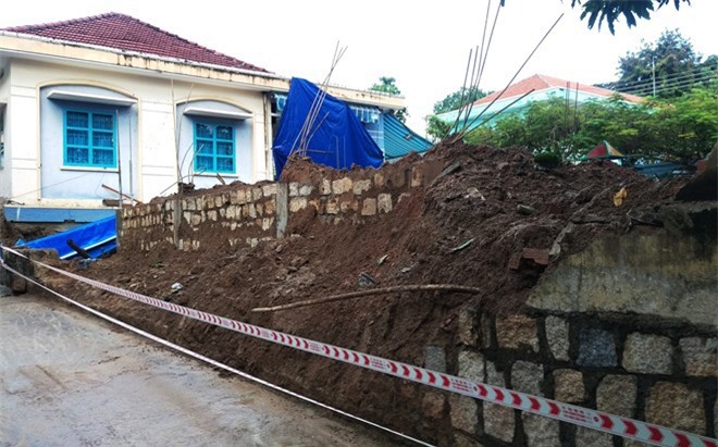 Một phụ nữ bị trọng thương vì tường rào trường mầm non đổ ập