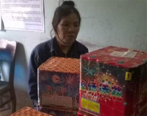 Nghệ An: Bắt người phụ nữ buôn bán 20kg pháo nổ