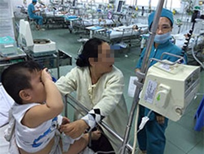 Uống nhầm thuốc trừ sâu vì tưởng nước ngọt, bé trai suýt mất mạng