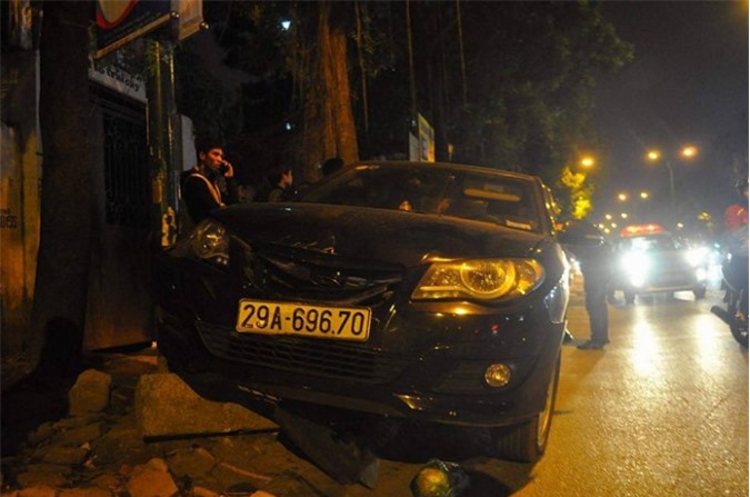 Xế hộp đâm liên hoàn, hất một phụ nữ lên nắp capo