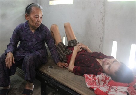 Cay đắng mẹ già không sợ chết thời chiến, nhưng chỉ muốn chết ở thời bình