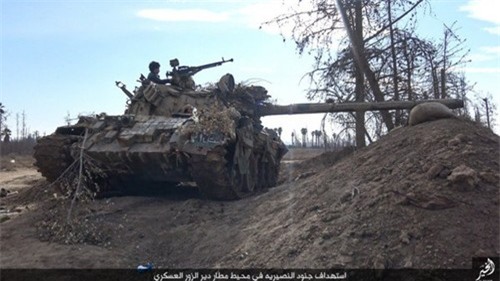 IS hả hê tung ảnh khoe xe tăng, vũ khí cướp được từ quân đội Iraq