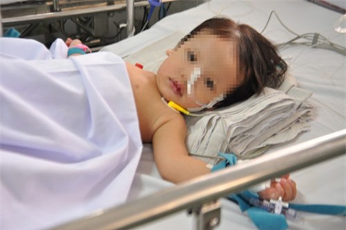 Mổ thành công khối u gan to như quả cam sành cho cháu bé 