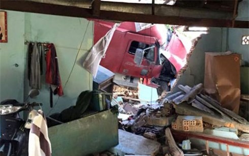 Xe container đâm sập tường nhà, đè chết 2 người 