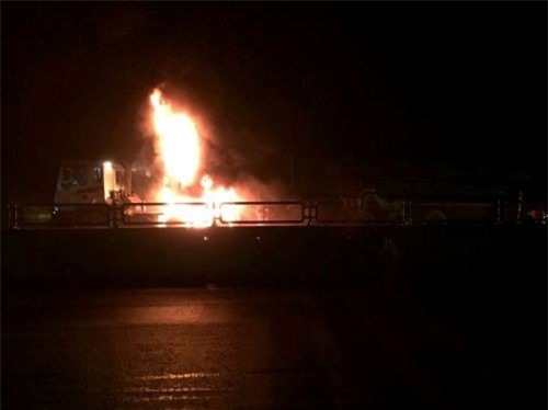 Xe đầu kéo bất ngờ bốc cháy khi đang chạy