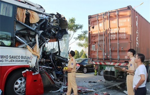 Xe khách đâm sầm vào container, hành khách hoảng loạn kêu cứu