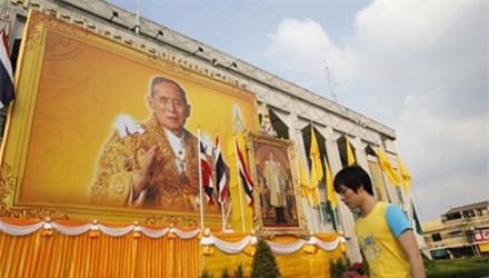 Đi tù rục xương vì... 'like' ảnh chế của vua trên facebook?