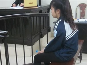 Hà Nội: Ngồi học trong lớp, má mì 17 tuổi vẫn tranh thủ điều bạn đi bán dâm