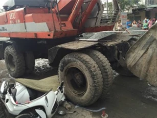 Va chạm với xe cuốc, hai phụ nữ lớn tuổi tử vong tại chỗ