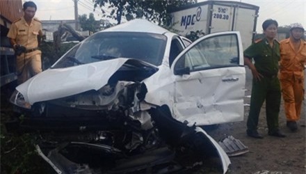 Container đâm xế hộp nát bét, hai cha con hoảng loạn kêu cứu