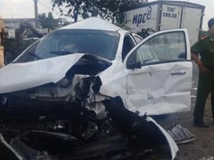 Container đâm xế hộp nát bét, hai cha con hoảng loạn kêu cứu