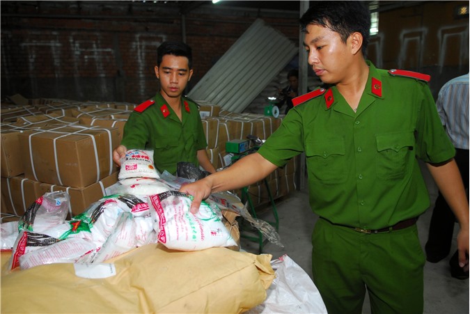 Phát hiện hơn 5 tấn đường hóa học và chất tạo ngọt sản xuất trái phép