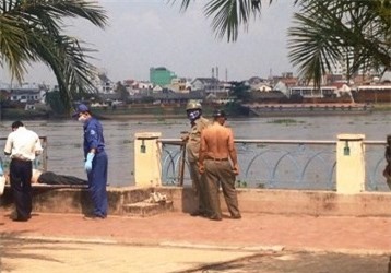 Tá hỏa phát hiện thi thể người đàn ông lập lờ trên sông