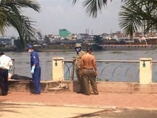 Tá hỏa phát hiện thi thể người đàn ông lập lờ trên sông