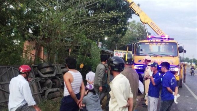 Tài xế ngủ gục, xe khách Phương Trang rơi xuống hố sâu