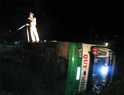 Xe buýt chở sinh viên lao xuống ruộng, 14 người bị thương