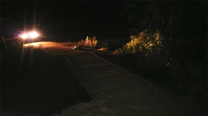 Người phụ nữ rơi xuống suối tử vong khi đi qua cầu tạm