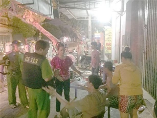 Bị côn đồ vác mã tấu truy sát vì hát karaoke không "bo" tiếp viên