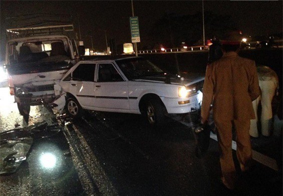 Hà Nội: Ô tô gây tai nạn tại chân cầu, 3 người gặp nạn