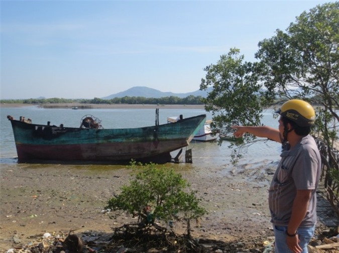 Hai tàu cá 10 tỷ bất ngờ cháy rụi trong đêm