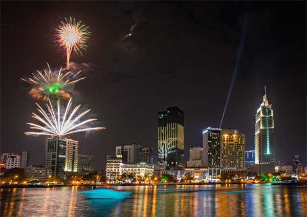 TP. HCM bắn pháo hoa tầm cao mừng Tết Dương lịch 2016