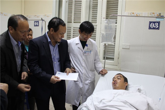 Bộ GTVT thăm hỏi CSGT bị xe tải tông, kéo lê 20m