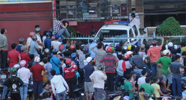 Hàng trăm cảnh sát vây bắt kẻ cố thủ trong ngân hàng