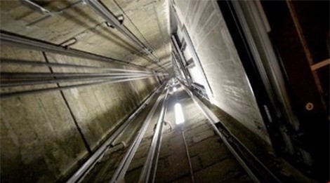 Dựa vào thang máy, nam sinh viên rơi từ tầng 6 tử vong