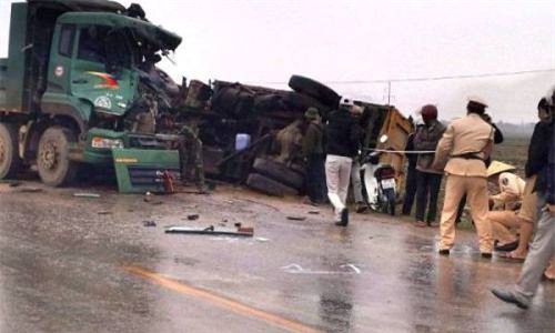 Hai xe tải đấu đầu, hai người nguy kịch