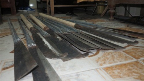 Khởi tố nhóm đối tượng chuẩn bị dao, kiếm để hỗn chiến