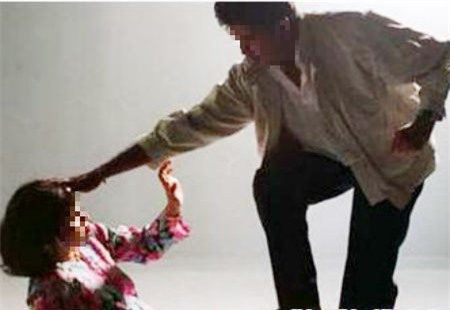 Nghi án chồng khóa trái cửa sát hại vợ chết gục trên vũng máu