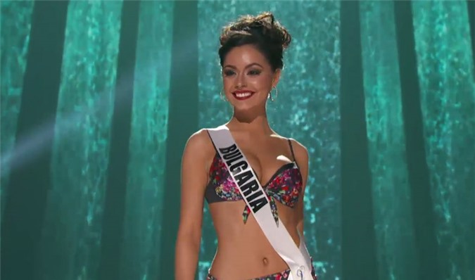 Bán kết Miss Universe: Phạm Hương môi đỏ mọng cười rạng rỡ