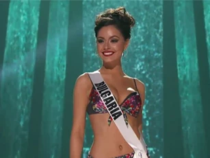 Bán kết Miss Universe: Phạm Hương môi đỏ mọng cười rạng rỡ