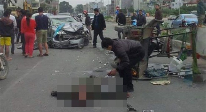 Hà Nội: Xe ô tô Civic nát bét đầu, tài xế hoảng loạn sau tai nạn kinh hoàng