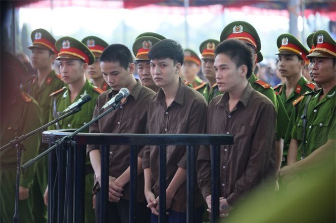 Sát thủ "biến sắc" khi nghe lại tội ác đã gây ra